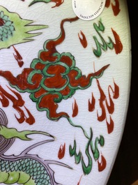 Een Chinese famille verte 'draken' schotel, Kangxi
